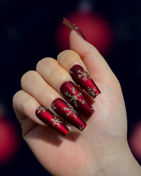 15 Chic Red Nail Trends for Winter 2023-2024 - thepinkgoose.com Artsy Nails, Red And Gold Nails, Snowflake Nails, Winter Nail Art, Nail Swag, Nail Length, Xmas Nails, Christmas Nail Designs, Christmas Nail Art