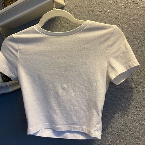 White crop top | small White Crop Tshirt Outfits, White Crop Top Aesthetic, Baju Crop Top, White Tshirt Aesthetic, White Top Aesthetic, White Crop Top T Shirt, Plain White Crop Top, Thrift Aesthetic, Plain Crop Tops