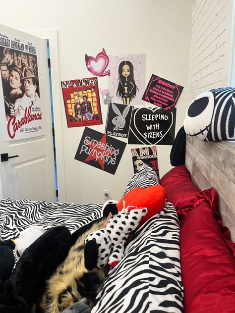 Woman Cave, Online Love Aesthetic, Red And White Room Aesthetic, Black And Red Bedroom, Red Bedroom Aesthetic, Red Room Aesthetic, Red And Black Aesthetic, Punk Room, 2000s Room