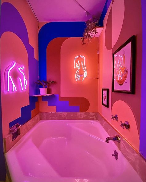 V A P O R W A V E    Z O N E’s Instagram photo: “B  A  T  H T  I  M  E🛀” Vaporwave Aesthetic Bathroom, Bathroom Ideas Neon, Neon Bathroom Ideas, Cool Bathrooms Aesthetic, Neon Light Bathroom, Neon House Aesthetic, Vaporwave Home Decor, Neon Lights Bathroom, Vibe Bathroom Aesthetic