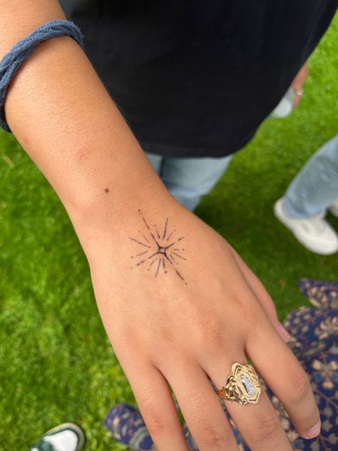 jagua henna star design temporary tattoo Henna Designs Stars, Jagua Design, Jagua Tattoo Design, Star Henna Designs, Star Henna, Hanna Tattoo, Jagua Tattoo, Snow Flake Tattoo, Henne Tattoo