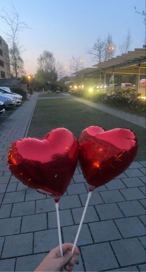 Red Heart Balloons Aesthetic, Heart Balloons Aesthetic, Boyfriend Birthday Aesthetic, House Of Balloons Aesthetic, Red Heart Balloons, Heart Shaped Balloons, Balloons Photography, Feeling 22, House Of Balloons