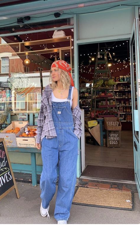 90s Fashion Dungarees, 2000s Fashion Overalls, Friends Overalls Outfit, Overalls Pants Outfit, Overalls 80s Outfit, Overalls And Sweatshirt, Overall Spring Outfit, Overalls With Button Up Shirt, Cowboy Overalls Outfit