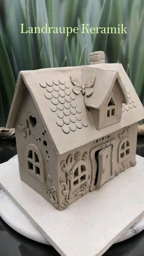 Clay House, Slab Ceramics, Ceramic Birdhouse, Beginner Pottery, Pottery Houses, Pottery Workshop, Clay Houses, Pottery Handbuilding, Clay Diy Projects