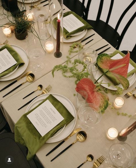 Event Planning Table Set Up, Summer Earthy Wedding, Single Stem Tablescape, 2023 Tablescape Trends, Wedding Table Mix And Match, Artsy Table Setting, Modern Wedding Gift Table, Upscale Dinner Party, Whimsical Dinner Party Table Settings