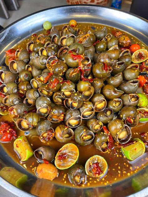 Mohinga Myanmar Food, Seafood Snapgram, Vietnamese Food Traditional, Fish Food Aethstetic, Thai Food Aesthics, Snails Recipe, Asian Food Photography, Bizarre Foods, Tropical Food