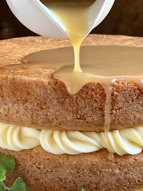 pouring glaze over whiskey cake Whiskey Glaze Recipe, Irish Whiskey Cake, Whiskey Cake Recipe, Whiskey Glaze, Whiskey Cake, Layered Dessert, Irish Soda Bread Recipe, Glaze For Cake, Irish Cuisine