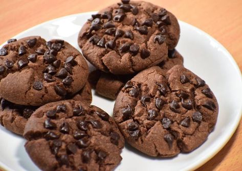 Chocolate Choco Chips Cookies Recipe by Saumya Singh - Cookpad India Australian Cookies, Eggless Cookie Recipes, Choco Biscuit, Simple Chocolate Chip Cookie Recipe, Resep Brownies, Choco Chip Cookies, Eggless Recipes, Easy Chocolate Chip Cookies, Buy Cookies