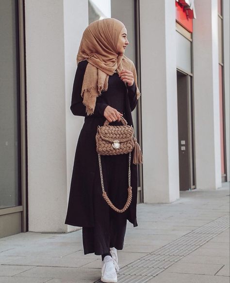 Simple And Casual Black Outfit Ideas - image :@sarahca__ - If You Love Badic Black Outfits, Then You Will Love This Post. Lots Of Ideas To Inspire You On Casual Black Outfits, Street Style Outfits, Simple Black Outfits, Summer Black Outfits, Winter Black Outfit Ideas And Much, Much More . #hijab #hijabfashion #hijaboutfit #hijabdress #muslim #muslimahfashion Black And Gold Casual Outfit, Black Hijab Outfit, Burqa Design, Simple Black Outfits, Hijab Outfit Ideas, Outfit Ideas Hijab, 70’s Outfit, A Black Outfit, Black Outfit Ideas