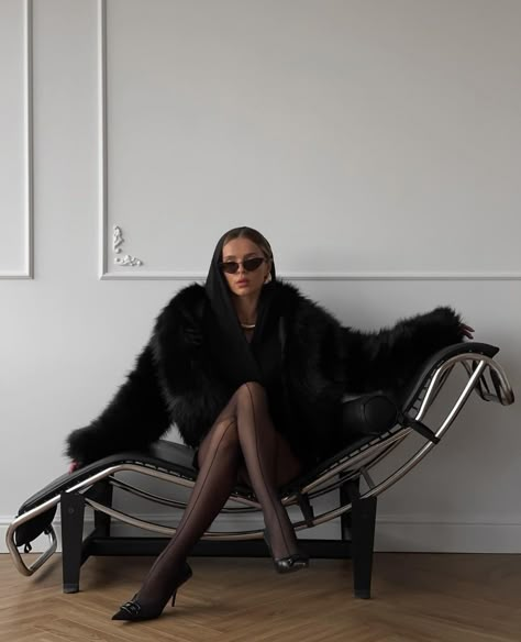 Fur Coat Photoshoot, Foto Insta, Mob Wife Aesthetic, Wife Aesthetic, Wife Style, Mob Wives, Birthday Shoot, Mob Wife, Sheer Tights