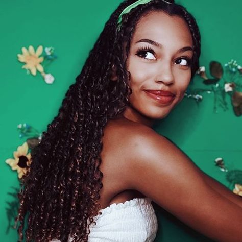 Savannah Lee Smith, Savannah Smith, Cute Box Braids Hairstyles, Mermaid Aesthetic, Black Hollywood, Gossip Girl, Woman Face, The Sims, Savannah