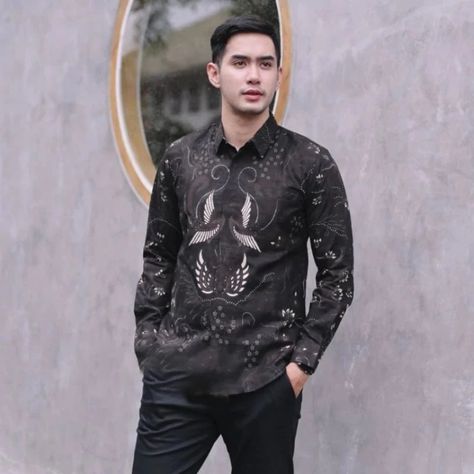 Kemeja batik pria lengan panjang yang di dominasi warna hitam #motifbatikbaru #kainbatikseragam #motifbatikmodern #batiksolomodern #batikpria #batik #batikindonesia #bajubatik #kainbatik #batiksolo Batik Shirt, Cut Shirts, Long Shirt, Look Cool, Mens Fitness, Mens Long Sleeve, Cotton Material, Batik, Shirts Tops