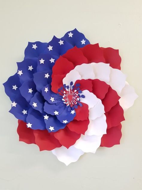 Celebrate Independence Day with DIY Red, White, and Blue Craft Ideas made with Paper and create new 4th of July Traditions. Click here! #thecraftyblogstalker #papercrafts #papercraftideas #4thofjuly #americancrafts #patrioticcrafts Patriotic Paper Flowers, Spiral Lollipop, Texture Craft, Patriotic Tree, Craft Paper Flowers, Paper Wreath Diy, Senior Crafts, Tissue Paper Garlands, Rolled Paper Flowers