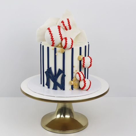 Yankee Cakes Birthdays, New York Yankees Cake Ideas, Yankees Theme Birthday Party, Yankees Cake Ideas, Yankees Party Ideas, Yankee Birthday Party Ideas, 13 Cupcake Cake, Baseball Theme Birthday Cake, Ny Yankees Cake