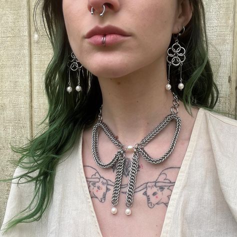 @birdhuggers • Instagram photos and videos Goth Accessories Jewellery, Chainmaille Jewelry Patterns, Chainmail Patterns, Diy Chain, Two Necklaces, Chainmail Jewelry, Chain Maille Jewelry, Woven Chain, Bow Necklace