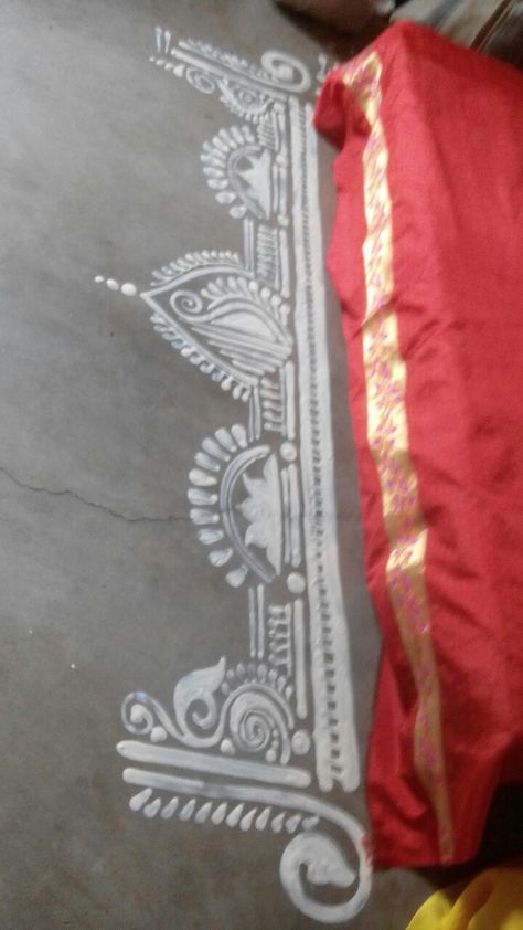 Line Alpona Design, Jhoti Chita Design Border, Mural Art Design, Rangoli Designs Photos, Alpona Design, Simple Rangoli Designs Images, Lace Painting, Simple Rangoli Border Designs, New Rangoli Designs