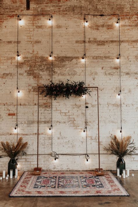 How To Have A Modern Rockstar Chic Wedding #weddingday #bride #ceremony #ceremonydecor #lighting #weddinglighting #weddingplanning #weddingchicks Rockstar Chic, Wedding Ceremony Decorations Indoor, Minimalist Dekor, Indoor Wedding Ceremonies, Modern Wedding Decor, Warehouse Wedding, Urban Wedding, White Brick, Shabby Chic Wedding