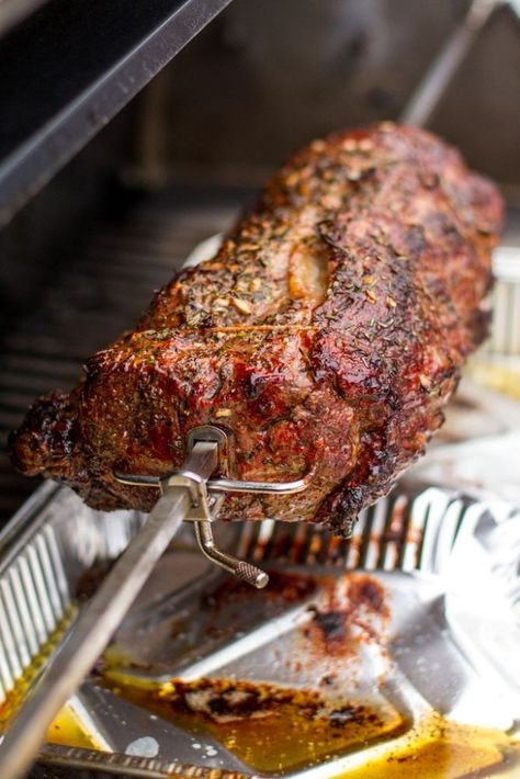 How-to grill a delicious prime rib on your rotisserie. Boneless Prime Rib, Grilled Prime Rib, Boneless Prime Rib Roast, Prime Rib Steak, Smoked Prime Rib, Prime Rib Roast Recipe, Ribeye Roast, Boneless Ribs, Cooking Prime Rib