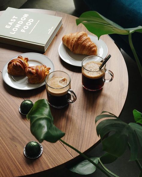 Coffee And Pastries Aesthetic, Coffee Lifestyle Photography, Breville Bambino, Coffee Shop Photography, Coffee Shot, Food Art Photography, Food Photoshoot, Best Espresso Machine, Food Menu Design