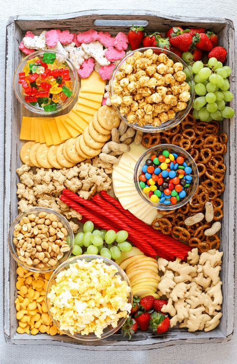 Movie Night Snack Board, Movie Night Food, Kreative Snacks, Movie Night Snacks, Decorações Com Comidas, Snack Platter, Charcuterie Inspiration, Sleepover Food, Snack Board