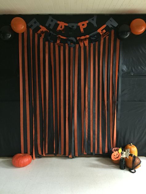 Halloween Birthday Photo Booth, Photo Booth Backdrop Halloween, Halloween Diy Photo Booth, Halloween Photo Booth Diy, Halloween Party Backdrop Photo Booths, Diy Halloween Backdrop Ideas, Halloween Party Photo Backdrop Diy, Halloween Photo Wall Backdrop, Halloween Selfie Wall