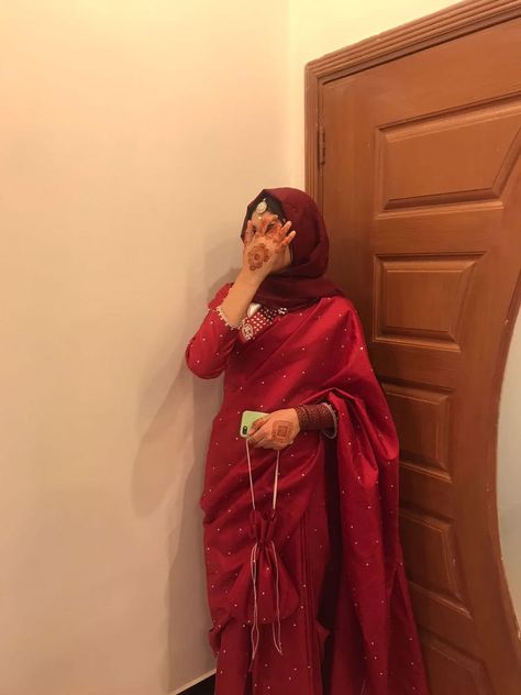 Red Saree With Hijab, Hijabi In Saree, Desi Hijabi, Aesthetics Dress, Saree With Hijab, Muslim Outfit, Saree Ideas, Black Hijab, Random Clicks