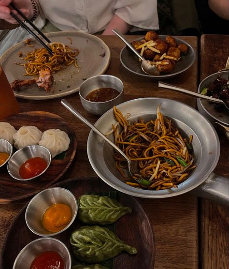 Chinese Food Restaurant Aesthetic, Chinese Dinner Aesthetic, Chinese Food Aethstetic, Chinese Takeout Aesthetic, Chinese Food Aesthics, Chinese Food Noodles, Indian Chinese Food, Lunch Asian, Indian Noodles