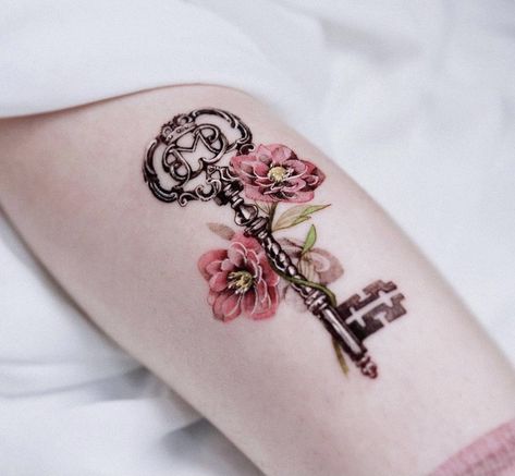 Flower Key Tattoo, Vintage Lock Tattoo, Secret Garden Key Tattoo, Key And Flower Tattoo, Key Tattoo Designs For Women, Key Tattoos For Women, Mesmerizing Tattoos, Antique Key Tattoos, Skeleton Key Tattoo