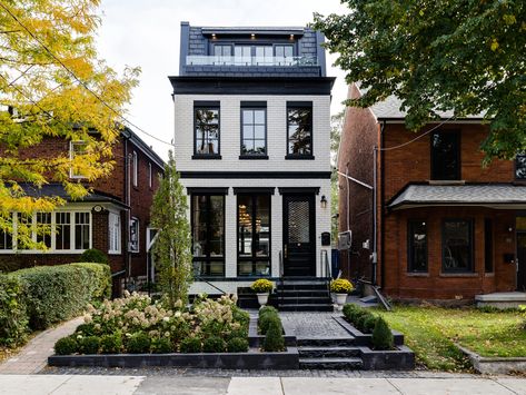 $3.8 million for a super-luxurious, newly built Trinity Bellwoods home Veranda Design, Toronto Houses, Modern Farmhouse Design, Kesha, House Goals, Farmhouse Design, Home Fashion, Virtual Tour, House Inspiration