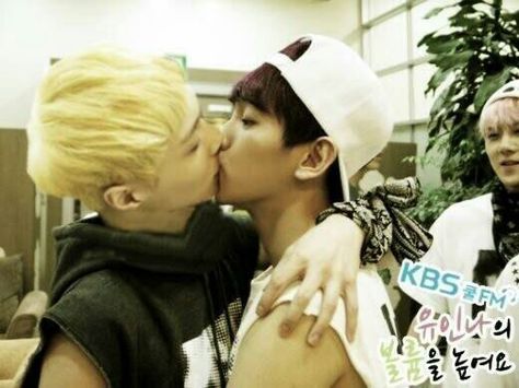 #exo #lay #BaekHyun #kpop #korea #cute #china #idol #kiss Kpop Idols Kissing, Baekhyun Kiss, Baekhyun Abs, Kai Abs, Baekhyun Cute, Kpop Kiss, Exo Ships, Exo Album, Exo Couple