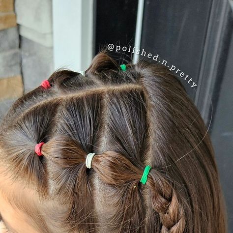 Jeanette Nuttall on Instagram: "A Christmas inspired, easy hairstyle.. #simplehairstyle #elastics #christmashairstyle #holidayhair #littlegirlshairstyles #funfestivehair #schoolhairstyles #preschoolhair #cutelittlegirlhair #hairstyleoftheday #3strandbraid" Thanksgiving Girls Hairstyles, Toddler Girl Christmas Hairstyles, Girls Thanksgiving Hairstyles, Fall Toddler Hairstyles, Christmas Toddler Hairstyles, Easy Christmas Hairstyles For Kids, Kids Christmas Hairstyles, Girls Christmas Hair, Christmas Hairstyles For Kids