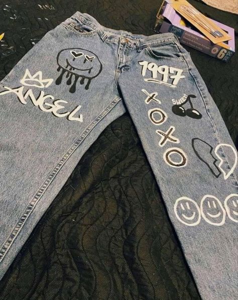 Customizing Jeans, Denim Graffiti, Graffiti Pants, Jeans Painting, Custom Jeans Diy, Jean Diy, Look 80s, Custom Jean, Diy Pants