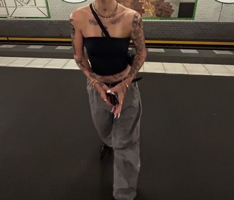 Skins Outfit Inspiration, Summer Outfits Tattoos, Tattooed Girl Aesthetic, Underground Rave Aesthetic Outfit, Tattoo Appointment Outfit, Underground Style, Models With Tattoos Runway, Black Subversive Outfits, Tatto Artist Aesthetic Girl