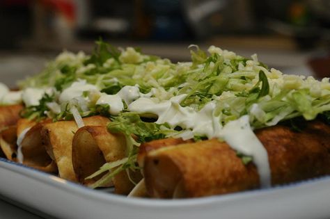 Flautas del norte o palomas. Divinas.  Foto: Jacimages.com #Mexico Munchies Recipes, Latin Dishes, Tacos Dorados, South American Recipes, Mexican Snacks, Mexican Recipe, Mexican Street Food, Around The World Food, Food Street