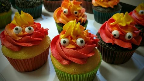 Howls moving castle, calcifer cupcakes Howls Moving Castle Dessert, Howls Moving Castle Food Recipes, Howls Moving Castle Cake Ideas, Howls Moving Castle Birthday Cake, Howl's Moving Castle Party, Calcifer Cupcakes, Howls Moving Castle Themed Party, Howls Moving Castle Party Decorations, Studio Ghibli Birthday Cakes