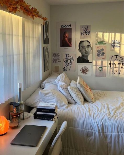 Room Inspo Tilted Roof, Dark Aesthetic Bedroom Ideas Korean, Simple Aesthetic Rooms, Minimalistic College Dorm, What To Do With A Blank Wall Bedroom, Aesthetic Bedroom Simple, Made Bed Aesthetic, Simple Room Ideas Minimalism, Dorm Room Aesthetic Minimalist