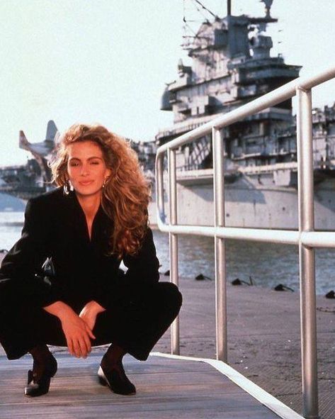 Vintage Nostalgia 🌻 on Instagram: “Julia Roberts photographed in the late 80s. You know Roberts was the first actress to receive a $20 million salary, which was for her Oscar…” Julia Roberts Style, Hollywood Icons, Julia Roberts, Looks Style, 80s Fashion, Style Outfits, Old Hollywood, 90s Fashion, Pretty Woman