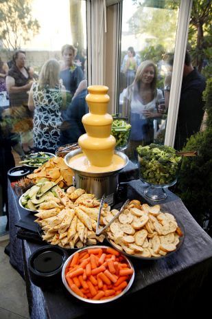 nacho cheese fondue anyone? from a wedding coordinated by Pop The Champagne Events http://popthechampagneevents.com/ Nacho Cheese Fountain, Chocolate Fondue Bar, Chocolate Fountain Bar, Cheese Fountain, Chocolate Fountain Recipes, Fondue Fountain, Nacho Bar, Fondue Party, Reception Food