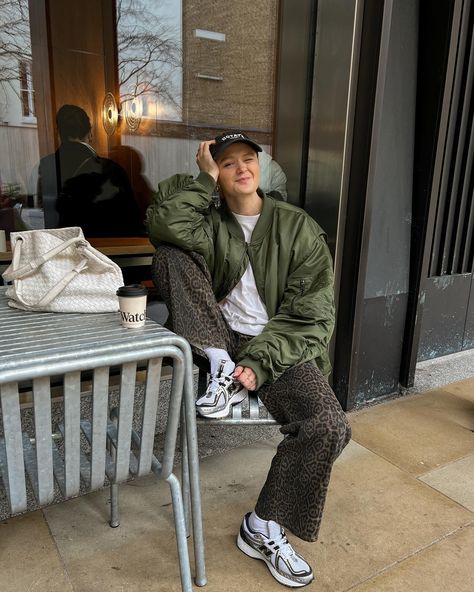 Coffee dates in the city 🖤 back in London and ready for a long weekend! Coffee run outfit, coffee date, weekend outfit, weekend fashion, minimal outfit, minimal style, daily outfit inspo, daily fashion ideas Coffee Run Outfit, Run Outfit, Outfit Minimal, Weekend Fashion, Weekend Coffee, Fashion Minimal, Coffee Dates, Coffee Run, Minimal Outfit