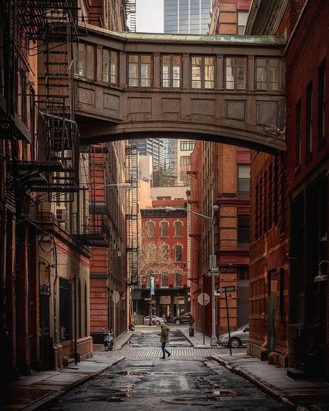 New York Aesthetic, Old Street, New York Art, Destination Voyage, City Photography, New York Street, Old Buildings, City Aesthetic, Beautiful Buildings