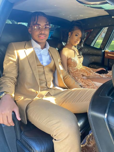 Junior Prom Dresses 2023, Diy Prom Picture Ideas, Black And Gold Prom Dress Couple, Gold Prom Outfits For Couples, Gold Suit Prom, Gold Prom Suits For Men, Gold Homecoming Couple, Tan Suit Prom, Champagne Prom Dress Couple