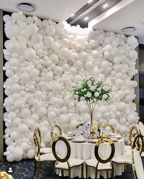 All White Balloon Decor, Bridal Shower Balloon Wall, White Balloon Decorations, All White Balloon Backdrop, Wedding Balloon Wall, White Balloon Backdrop, Festa All White, White Balloon Decor, All White Party Ideas