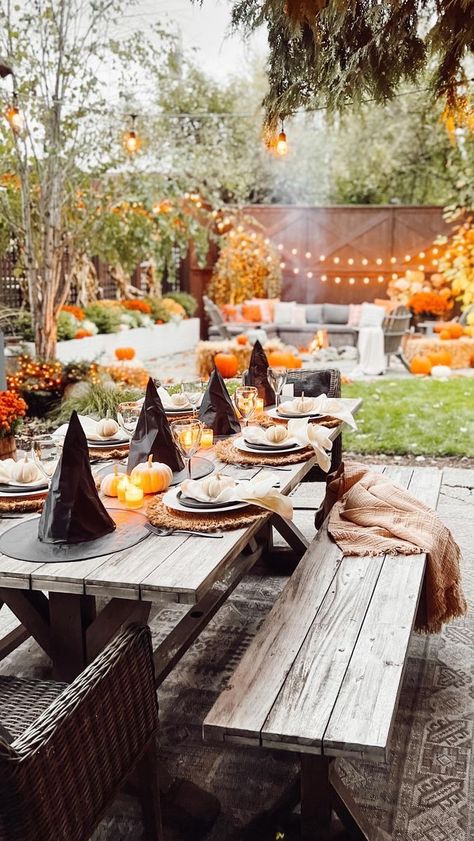 Uhyggelig Halloween, Table Halloween, Halloween Decor Diy, Halloween Tablescape, Casa Halloween, Halloween Fest, Halloween Party Dinner, Diy Halloween Decor, Halloween Tattoo