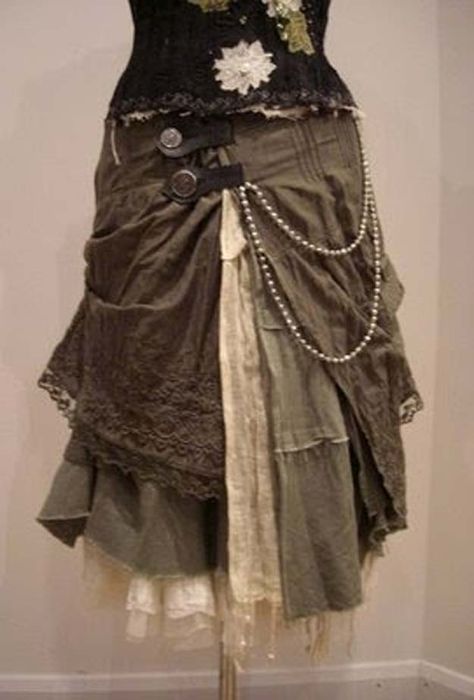 Cool Steampunk DIY Ideas - DIY Steampunk Skirt - Easy Home Decor, Costume Ideas, Jewelry, Crafts, Furniture and Steampunk Fashion Tutorials - Clothes, Accessories and Best Step by Step Tutorials - Creative DIY Projects for Adults, Teens and Tweens Steampunk Mode, Diy Steampunk, Moda Steampunk, Steampunk Skirt, Skirt Diy, Estilo Hippie, Steampunk Diy, Mode Boho, Victorian Steampunk