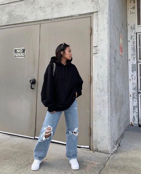 Hoodie And Ripped Jeans Outfit, Skater Outfits, Tomboy Style Outfits, Outfit Jeans, Urban Lifestyle, Streetwear Fashion Women, Hoodie Outfit, Swaggy Outfits, Tomboy Fashion