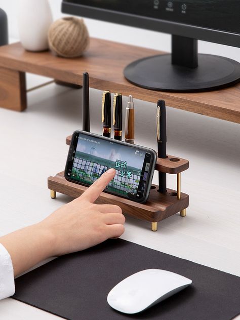 Support Telephone Diy, Pen Holder Wood, Wooden Ipad Stand, Phone Stand Design, Wood Phone Holder, Wood Phone Stand, Walnut And Brass, Trophy Design, Phone Stands