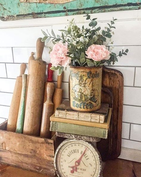 Country Cottage Farmhouse Decorating, Cottagecore Boutique, Redecorate Kitchen, Collected Kitchen, Metal Basket Decor, Colorful Farmhouse Decor, Crock Decor, Vintage Country Home, Vintage Cottage Farmhouse