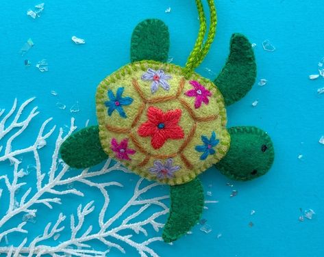 Sea Turtle Honu Hand Painted Sand Dollar Ornament Beach - Etsy UK Felt Turtle, Painted Sand Dollars, Turtle Ornament, Green Turtle, Embroidered Wool, Creative Corner, Bird Ornaments, Felt Christmas Ornaments, Unique Ornament