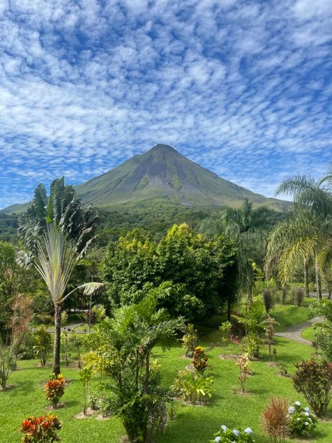 Arenal Volcano Costa Rica, Costa Rica Travel Pictures, Batsy Claro, Costa Rica Aesthetic, Costa Rica Pictures, Costa Rica Art, Arenal Costa Rica, Moving To Hawaii, Costa Rica Vacation