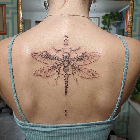 Spine Tats, Tattoo Ideas Inspiration, Backpiece Tattoo, Flower Spine Tattoos, Spine Tattoo Ideas, Tato Minimal, Funky Tattoos, Spine Tattoos For Women, Dragonfly Tattoo